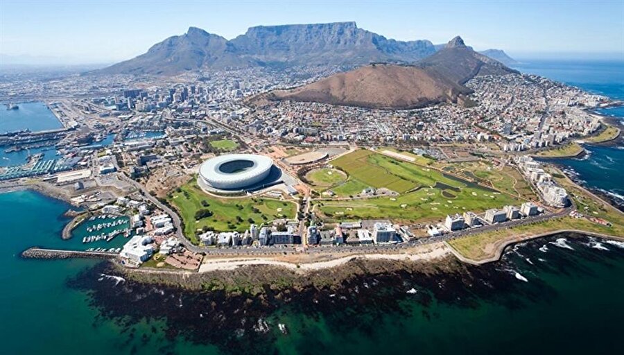 Cape Town – Güney Afrika
Cape Town üzerinde bir uçuşa çıktığınız zaman bölgedeki diğer adaları, kayalık olan deniz kıyılarını ve tabiatın muhteşem güzelliklerini gözlerinizin önüne getirebileceksiniz. 