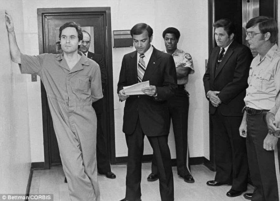 Hapishaneden kaçıyor

                                    
                                    
                                    1977 yılında Bundy'nin faili meçhul cinayetlerden sorumlu olduğunu düşünen polisler onu Florida'da bir davaya müdahil ettiler. Dava görüşülürken verilen arada kütüphaneye gitmesine izin verilen Bundy, ikinci kattaki pencereden atlayarak oradan kaçtı. Ama camdan atladığı sırada iki bileğinde de ciddi sakatlık meydana geldiğinden dolayı bir hafta sonra yakalanarak hapishaneye geri tıkıldı.

                                
                                
                                