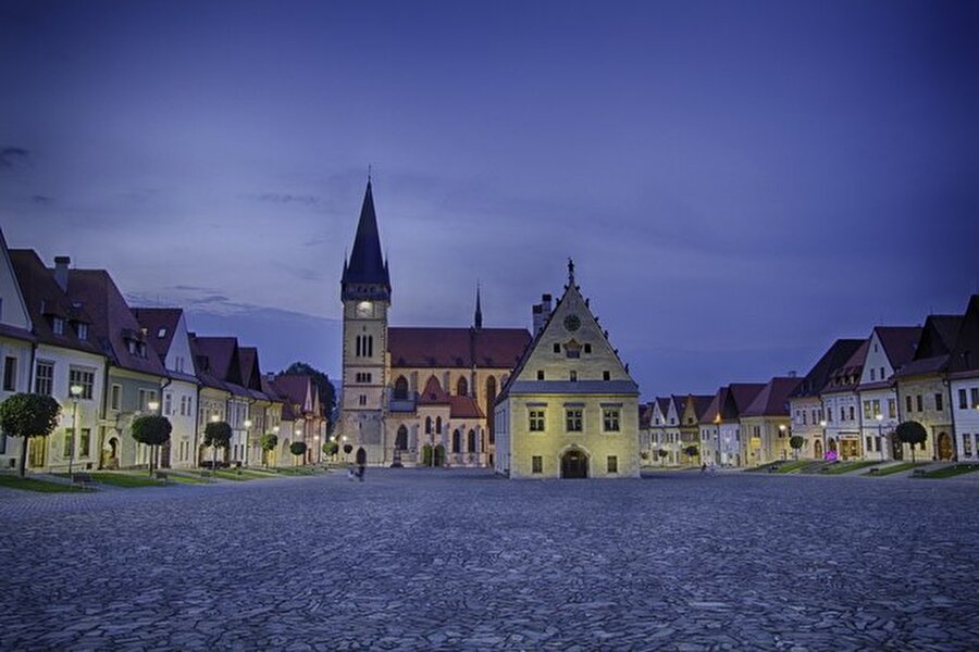 Bardejov

                                    
                                    Slovakya'nın en eski yerleşim yerlerinden birisi olan Bardejov aynı zamanda UNESCO'nun Dünya Mirası listesinde de bulunuyor. Bunun nedeni Bardejov'da 13., 14. ve 15. yüzyıla ait önemli yapıların bulunmasıdır. Orjinalliğini kaybetmemiş yapıların şehrin her yerinde göze çarpması, "Burada yaşamak vardı be!" diye iç geçirmenize neden olacak. 

                                
                                