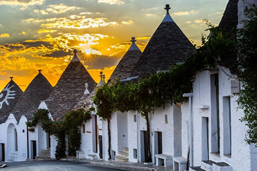 Alberobello

                                    
                                    Bir diğer UNESCO Dünya Miras Listesinde bulunan yerleşim yeri ise İtalya'da bulunan Alberobello kasabasıdır. İtalya'nın güney kesiminde bulunan bu kasaba 16. yüzyılda inşa edildi. Koni şeklinde çatıları olan birbiri ardına dizilmiş eşsiz binalardan oluşan bu kasaba da eskilerden günümüze kalmış önemli bir yerleşim merkezi olarak karşımıza çıkıyor. 

                                
                                