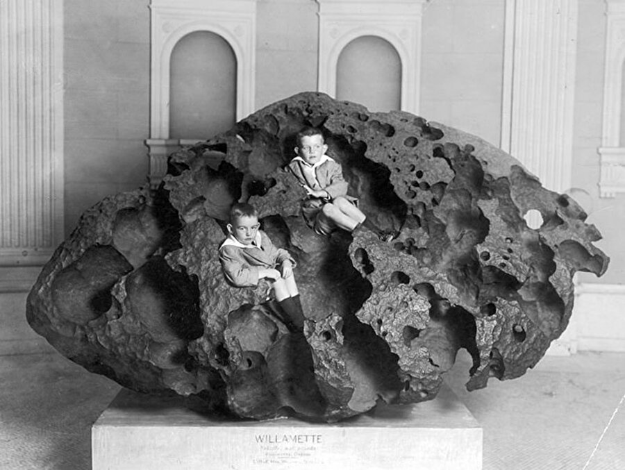 Willamette Meteoru

                                    1906 yılında New York'ta bulunan Amerikan Doğal Tarih Müzesi'nde sergilenmeye başlanan Willamette Meteoru, şimdiye kadar ABD'de keşfedilmiş en büyük meteordur. Yüzey alanı 7,8 metrekare, ağırlığı ise 15.5 tondur.
                                