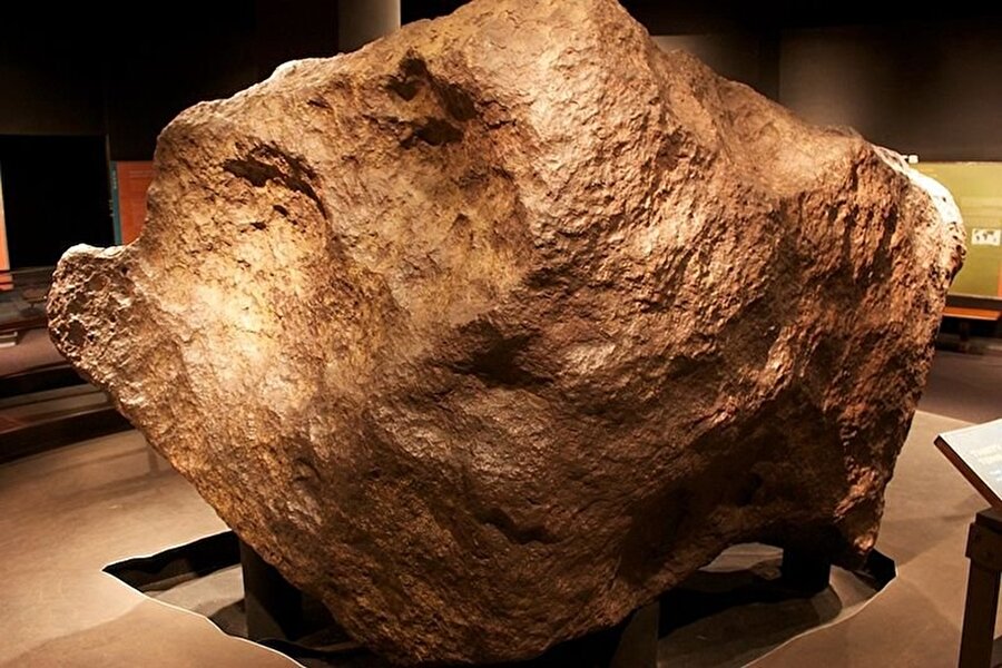 Cape York Meteoru

                                    1993 yılında Grönland'da keşfedilen Cape York Meteoru'nun 10.000 yıl önce düştüğü tahmin edilmektedir. Tarihteki en büyük meteor olarak bilinen bu meteorun ağırlığı 20 tondur ve  Danimarka'da bulunan Kopenhag Üniversitesi Jeoloji Müzesi'nde sergilenmektedir.
                                
