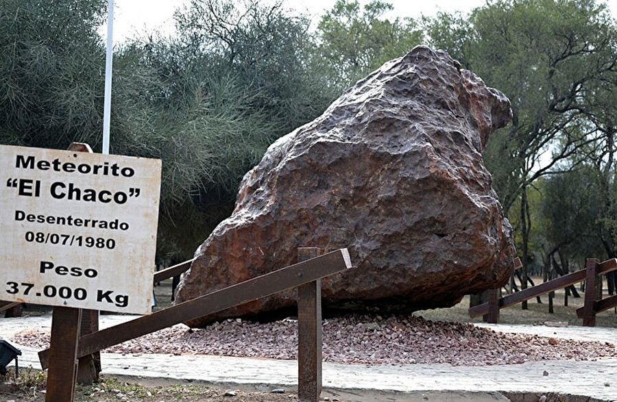 El Chaco Meteoru

                                    Yaklaşık 37 ton ağırlığında olan El Chaco meteoru bugüne kadar Dünya'da keşfedilen en büyük 2. meteordur. 1969 yılında metal bir dedektörün yardımıyla yerin 5 metre altında bulunan meteor, Arjantin'de Campo del Cielo adında 60 kilometrekarelik bir krater oluşmasına neden olmuştur.
                                