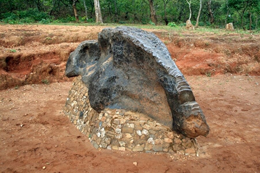Mbozi Meteoru

                                    Uzunluğu 3 metre, ağırlığı 25 ton olan bu meteor 1930'lu yıllarda Tanzanya'da keşfedilmiştir.
                                