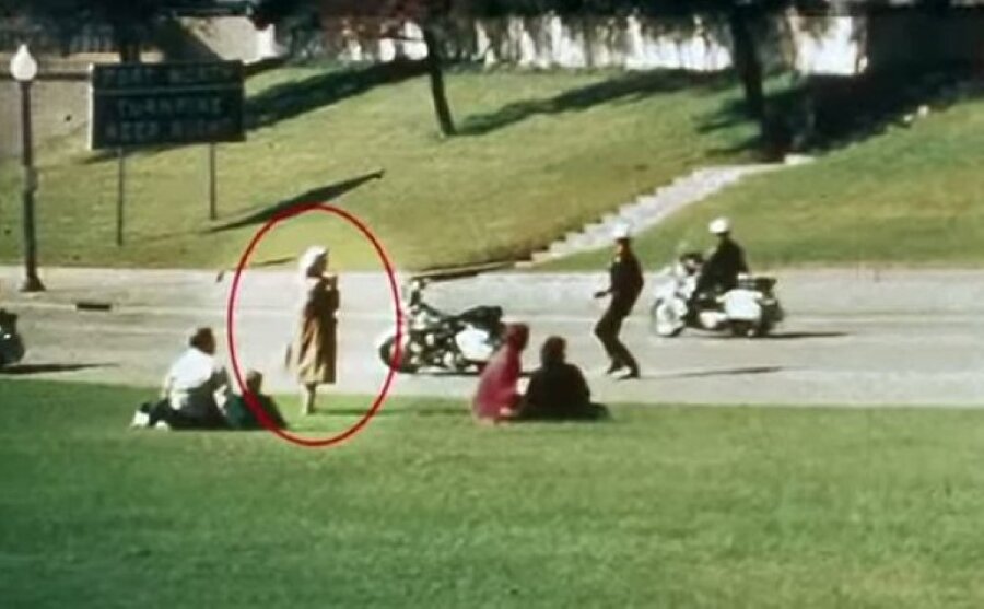 Sırra kadem basan kadın

                                    ABD Başkanı John F. Kennedy'nin suikasta uğradığı anlarda fotoğraftaki bu kadın olayları uzaktan izliyordu. Tesadüf eseri görüntülenen kadının bir Rus ajanı olduğu öne sürüldü. Yapılan tüm araştırmalara rağmen kadının izine hiçbir yerde rastlanmadı. 
                                