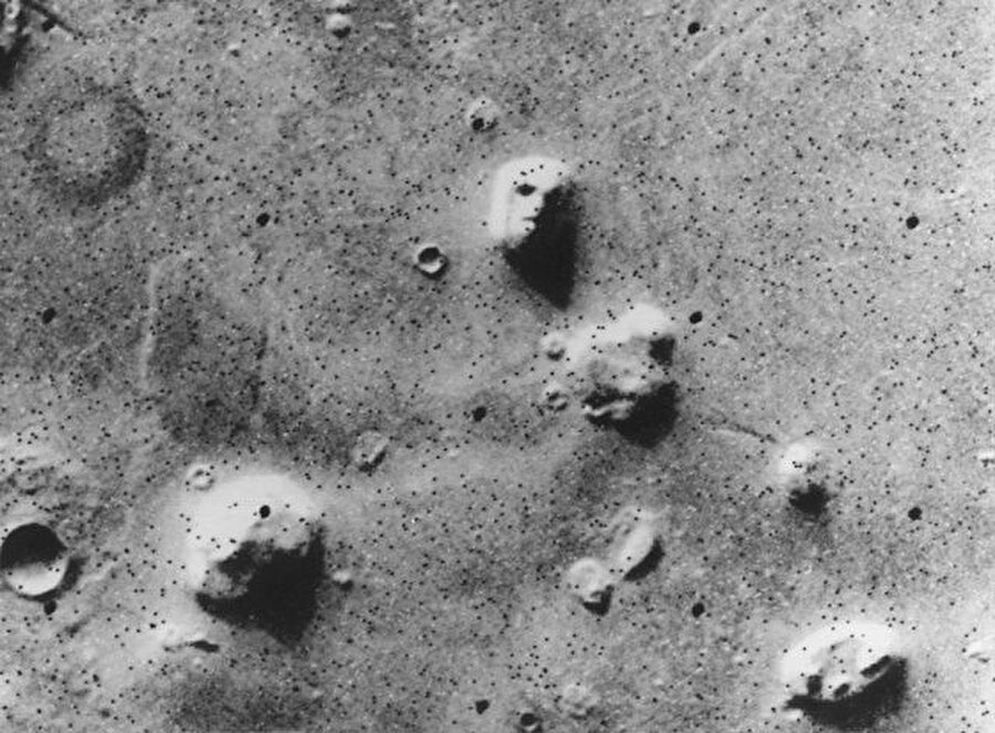 Mars'ta yaşam var mı?

                                    Bu fotoğraf 1967 yılında Viking 1 isimli uzay aracı tarafından Mars'ta çekildi. Söz konusu bu fotoğraflar halen gizemini koruyor. 
                                