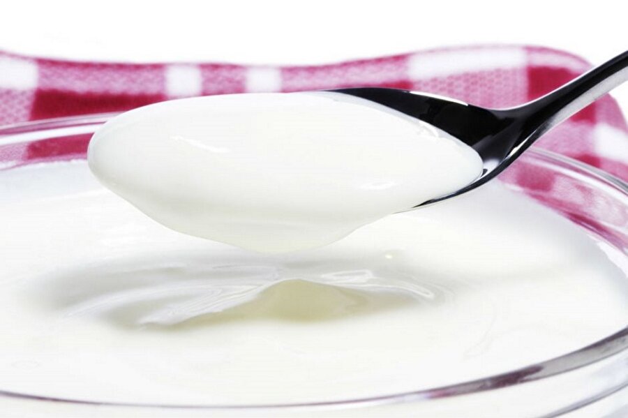 Eskiden 'özemek' şimdi 'çırpmak'
Şimdilerde ince ve kıvamlı olması için kullanılan özemek terimi yoğurt için bolca kullanılırdı. Özellikle cacık ve yoğurt ile yapılan birçok çorba tarifinde yoğurdu önce özememiz gerekmektedir. 