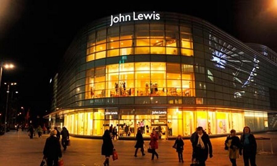 İngiltere'nin en büyük giyim, ev tekstili ve elektronik ürün zincirlerinden John Lewis, internete vereceği ağırlık nedeniyle 387 çalışanını işten çıkaracak. Şirketten yapılan açıklamada gelecek dönemde mağazalarla çalışan sayısının azaltılacağı, online alışveriş hizmetlerine ağırlık verilerek bu alanda yeni çalışanların istihdam edileceği kaydedildi.