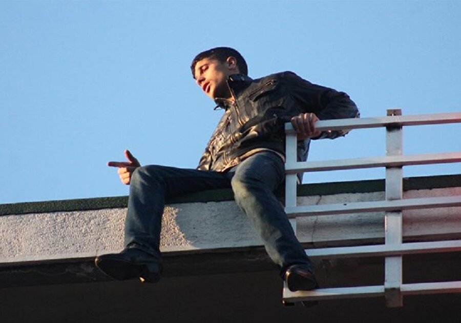 İntihardan kurtardığı gence, tekme tokat daldı.