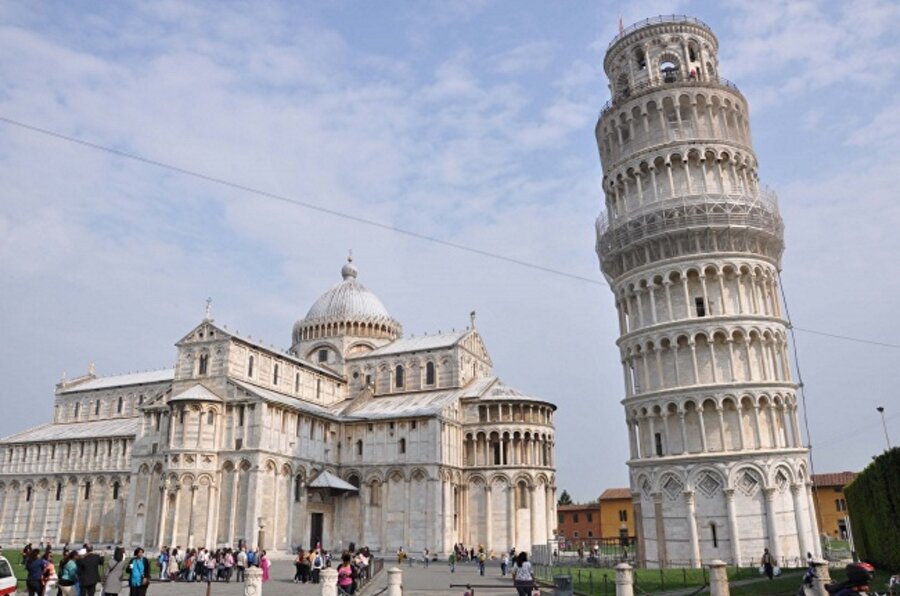 Pisa Kulesi’nin oluşumu

                                    
                                    Ünlü ikonlardan birisi olan Pisa Kulesi'nin eğimini bilmeyen yok fakat nasıl yapıldığını bilen de neredeyse yok. Katedral için çan kulesini kimin inşa ettiği bilinmiyor çünkü aradan 200 yıl geçmiş. Pisa Kulesi'nin hemen yanındaki vaftizhane nedeni ile burayı inşa edenin de Diotisalvi olduğu düşünülmektedir. 
                                
                                