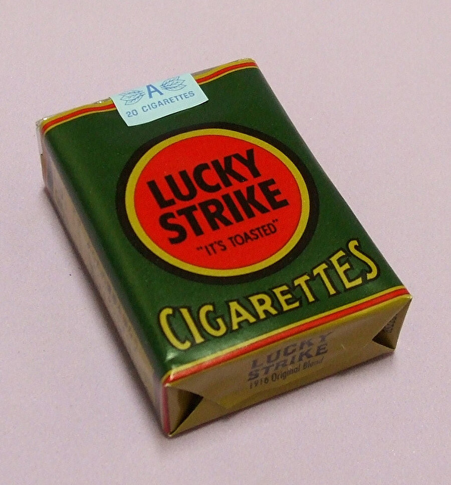 "Yeşil balo" trendi

                                    Buna rağmen kadınların sigaraya teşviki Lucky Strike markasını tercih etmelerine yeterli olmayınca, çareyi başka bir yerde aramaya başlamıştır. Sigara paketlerinin yeşil rengi, dönemin kadın modasıyla uyumsuz olduğundan; yeşili dönemin moda rengi haline getirme yoluna gitmiştir. Bunun için seçtiği yöntem de oldukça şaşırtıcı; New York'un önde gelen kadınlarının katıldıkları bir “Yeşil balo” düzenlemiştir.
                                