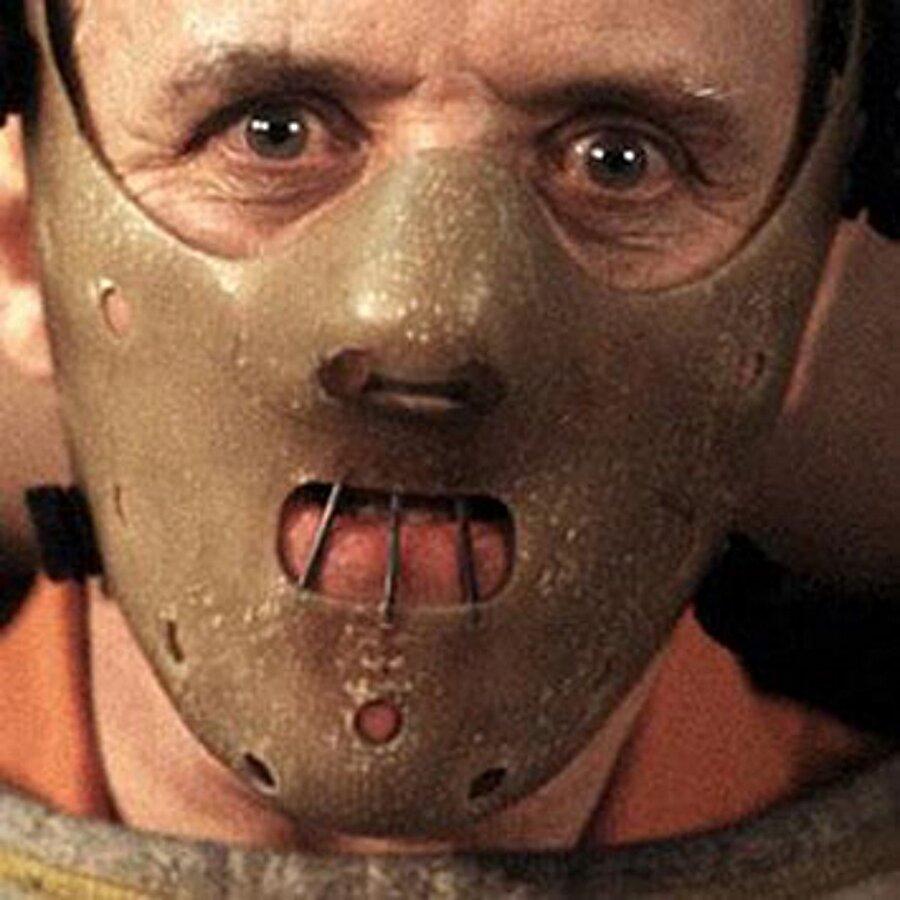 The Silence Of The Lambs / Kuzuların Sessizliği (1991)

                                    8.6 İMDb puanı olan kült filmlerden birisi olan Kuzuların Sessizliği filminde gösterdiği efsane oyunculuk ile Oscar ödülüne layık görülmüştür Anthony Hopkins. Akademiden yeni mezun bir FBI ajanı, kurbanlarının derisini yüzen bir katili yakalamak için psikopat bir doktor olan Hannibal Lecter'dan bilgi alması gerekmektedir. Fakat öncesinde onun güvenini de kazanması gerekiyor. 
                                