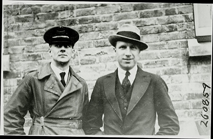 ABD’li pilot bir ilki gerçekleştirmedi

                                    
                                    Charles Augustus Lindbergh, 1927 yılında Atlas Okyanusu'nu uçakla geçen ilk pilot olarak kayıtlara geçmiştir. Ancak ABD'li pilot bu konuda bir ilke imza atmamıştır. İngiliz pilotlar John Alcock ve Arthur Brown 1919'da Newfoundland'dan İrlanda'ya ilk transatlantik uçuşu gerçekleştirdi. Kısaca bu iki İngiliz pilot Atlas Okyanusu'nu Lindbergh'ten önce uçakla aşmıştı. 
                                
                                