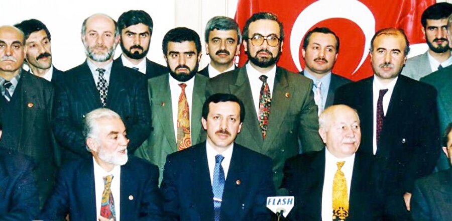 24 Aralık 1995 genel seçimleri: Refah Partisi ilerleyişi durdurulamadı

                                    
                                    
                                    
                                    
                                    
                                    
                                    
                                    
                                    
                                    
                                    
                                    
                                    
                                    
                                    
                                    
                                    Aralık 1995 seçimleri çok parçalı bir siyasi yapı ortaya koymuş, ancak Refah Partisi (RP) yüzde 21 küsur oyuyla birinci parti olmuştu. 550 milletvekilliğinden 158'ini kazanan RP, 1990'ların başında yükselme eğilimine giren siyasal İslam'ın, 1994'teki yerel seçim başarısının ardından (RP, İstanbul ve Ankara Büyükşehir Belediyeleri'ni SHP'nin elinden almıştı) ulaştığı noktayı gözler önüne serdi.

Anavatan Partisi 132, Doğru Yol Partisi 135, Demokratik Sol Parti 76, Cumhuriyet Halk Partisi de 49 milletvekilliğine sahip oldular. Kurulduğundan itibaren medyadan büyük destek gören Yeni Demokrasi Hareketi (YDH) bu ilgiye rağmen katıldığı 1995 Genel Seçimleri'nde büyük bir hezimete uğradı, aldığı 133,889 oyla, % 0.48'lik oy oranında kaldı.
                                
                                
                                
                                
                                
                                
                                
                                
                                
                                
                                
                                
                                
                                
                                
                                
                                