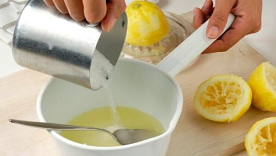 Limonlu gargara
3 limon
Bir miktar tuz

Sıktığınız limonun içine bir miktar tuz ekleyin. Hazırladığınız bu karışımla haftada 1-2 kez ağzınızı çalkalayın. 
