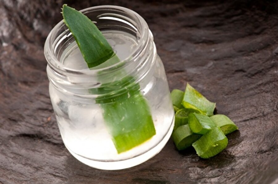 Aloe vera jeli
Aloe vera jeliyle dişlerinizi düzenli olarak fırçalayın. Birkaç hafta içinde dişleriniz ışıl ışıl olacaktır.

 (Kaynak: brightside.me)


