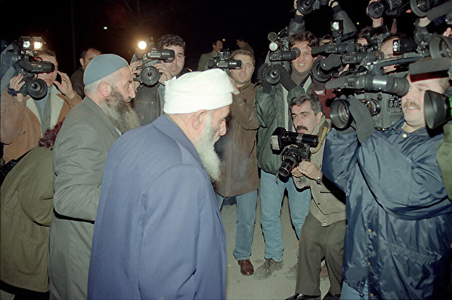 11 Ocak 1997: Din adamlarına verilen iftar, askerle hükümet arasında ilişkileri kopartma noktasına getirdi

                                    
                                    
                                    
                                    
                                    
                                    
                                    
                                    
                                    
                                    
                                    
                                    
                                    
                                    
                                    
                                    
                                    
                                    Aczmendiler olayı ile birlikte Türkiye'de tarikatlara yönelik tepkiler sürerken, Başbakan Necmettin Erbakan'ın 51 tarikat ve cemaat liderini Başbakanlık Konutu'nda özel iftara davet etmesi Ankara'da rahatsız yarattı.

Başbakan Necmettin Erbakan, Başbakanlık resmi konutunda, çeşitli din adamlarına iftar yemeği verdi. Yemeğe, bazı dini cemaat liderleri de davetliydi. Sarıkları ve cübbeleriyle yemeğe gelen isimler medyada geniş yer buldu. "Tarikat liderlerine başbakanlıkta iftar" başlıklarıyla basına yansıyan yemek, askerle hükümet arasındaki ilişkilerin iyice gerilemesine neden oldu.


CHP Genel Sekreteri Adnan Keskin ve 33 milletvekili, Başbakan Erbakan'ın Başbakanlık Konutu'nda çeşitli tarikat liderlerine verdiği yemek hakkında Ankara Cumhuriyet Başsavcılığı'na suç duyurusunda bulundu.



                                
                                
                                
                                
                                
                                
                                
                                
                                
                                
                                
                                
                                
                                
                                
                                
                                
                                