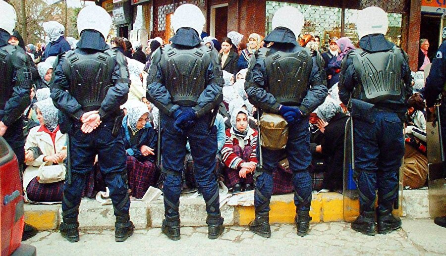 Başörtüsü yasağına karşı olan bazı eylemciler idamla yargılandı

                                    
                                    
                                    
                                    
                                    
                                    
                                    
                                    
                                    
                                    
                                    
                                    
                                    
                                    
                                    
                                    
                                    11 Ekim 1998 yılında dünyanın en büyük sivil toplum eylemi düzenlendi yüz binlerce insan el ele tutuşarak özgürlük zinciri oluşturdu. İstanbul merkezli bu eylem bütün Türkiye'ye yayıldı. Eylemlerde gözaltına alınan birçok kişi gözaltına alındı. Tutuklandı ve idamla yargılandı. Kız öğrenciler giremedikleri üniversitelerin önlerinde aylarca eylem yaptılar. Polis çemberinde süren bu mücadele devlet tarafından hep kırılmak istendi.. Tazyikli su ve coplarla yapılan müdahalelerde, karnındaki bebeğini düşüren genç annelerin feryadı bile dinlenmedi.
                                
                                
                                
                                
                                
                                
                                
                                
                                
                                
                                
                                
                                