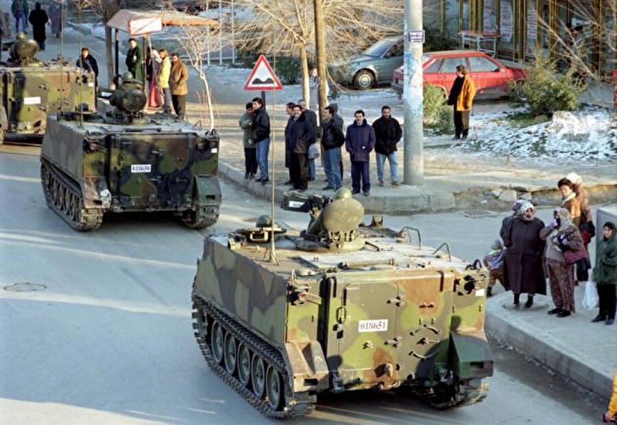 Demokrasiye balans ayarı: Tanklar Sincan'da

                                    
                                    
                                    
                                    
                                    
                                    
                                    
                                    
                                    
                                    
                                    
                                    
                                    
                                    
                                    
                                    
                                    Hükümete askerlerin en sert uyarısı, Ankara Sincan'da oldu. 20 tank ve 15 zırhlı araç şehir merkezinden geçiş yaptı. Genelkurmay Başkanlığı ve DYP'li dönemin Milli Savunma Bakanı Turhan Tayan, tankların eğitim amacıyla geçtiğini açıklarken, olay askeri müdahale tartışmalarını başlattı. Dönemin Genelkurmay İkinci Başkanı Orgeneral Çevik Bir daha sonra tankların geçişi için "demokrasiye balans ayarı yaptık"ifadesini kullandı. Cumhurbaşkanı Demirel, Başbakan Erbakan'a uyarı mektubu gönderdi. Mektupta, laik düzenin korunması için mevcut kanunların eksiksiz uygulanması, devlet kurumlarına kökten dinci akımların girmesinin engellenmesi gibi uyarılar vardı.
                                
                                
                                
                                
                                
                                
                                
                                
                                
                                
                                
                                
                                