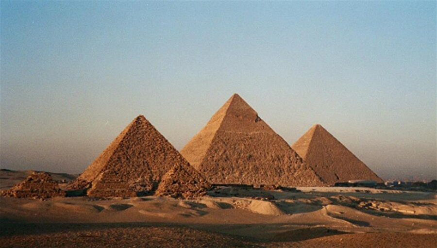Mısır piramitlerinde altın oran
Keops Piramidinin kare şeklindeki tabanının ölçüsü ile üçgen şeklindeki yüzeyine uygun bir şekilde yuvarlak çizildiğinde bu yuvarlağın büyüklüğü birbirleri ile eşit olmaktadır. Bu da altın oranın açıklamalarından birisidir zaten. 