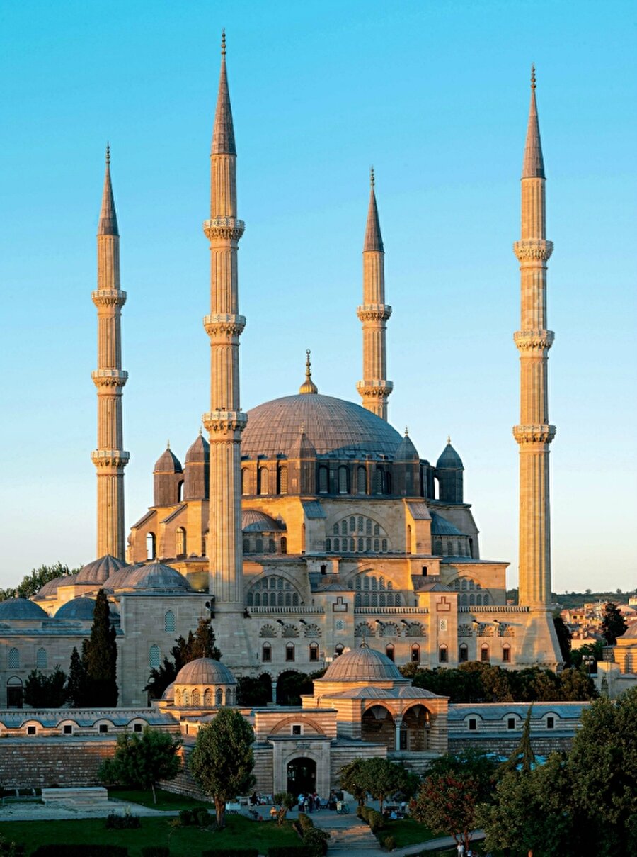 Mimar Sinan’da altın oran
Mimar Sinan'ın inşa ettiği Süleymaniye ve Selimiye Camilerinin minarelerinde altın oran bulunmaktadır. 
