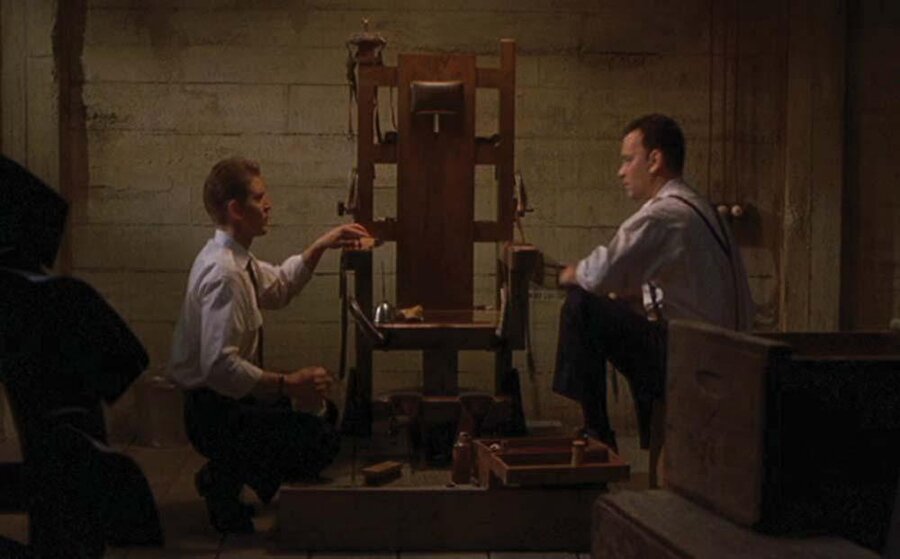 İnfazların gerçekleştirildiği elektrikli sandalyenin yapımı gerçeğiyle birebir aynıydı. Hatta New York’ta bulunan Sing Sing Hapishanesindeki gerçeğinden faydalanarak yapıldı. 

                                    
                                