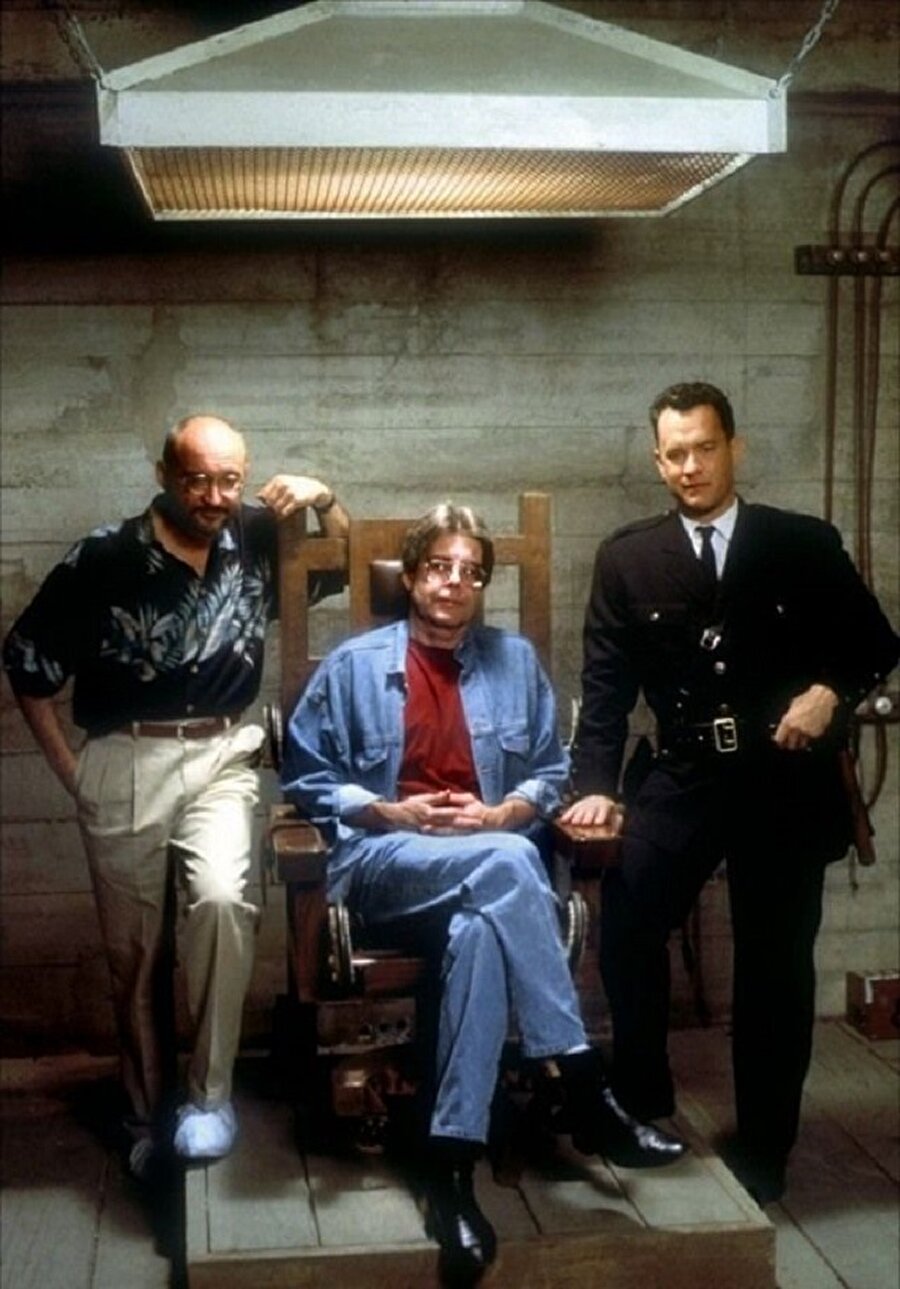 Film setini ziyaret eden Stephen King, elektrikli sandalyeye oturmak istedi. Bunun üzerine Tom Hanks, gardiyan rolünden ayrılmayarak Stephen King’e “Bu kısımdan ben sorumluyum, bunu gerçekleştiremem.” Diyerek şakalaştı. 

                                    
                                