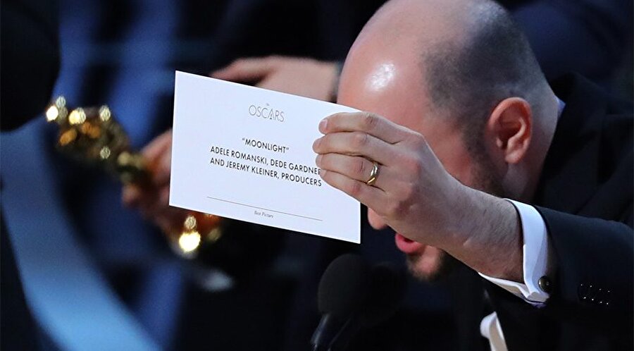 Fakat aslında ödülün kazananı 'Moonlight' filmi olmuştu. Yapılan bu büyük skandalı 'La La Land' filminin yönetmeni Jordan Horowitz duyurdu.