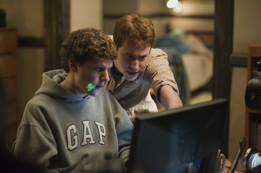 The Social Network (Sosyal Ağ)

                                    Günümüzün en önemli sosyal ağlarından biri olan Facebook'un nasıl ortaya çıktığı ve ne aşamalardan geçip bu seviyeye gelindiğini gözler önüne seren film 3 kez Oscar ödülü kazanmıştır. 
                                