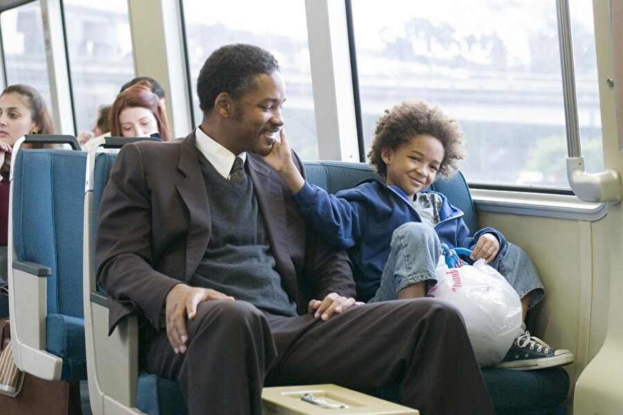 The Pursuit Of Happyness (Umudunu Kaybetme)

                                    Will Smith ve oğlu Jaden Smith'in muhteşem oyunculukları ile kimi zaman güldürüp kimi zaman ağlatan bir yapımdır Umudunu Kaybetme. En dibe vurduğunuz zaman bile yeniden yükselebileceğinizi etkili bir biçimde anlatan film, hayatınıza olan bakış açısını tamamen değiştirecek niteliktedir. 
                                