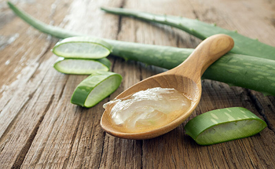 Aloe Vera
Aloe vera jeli yanık tedavisinde tercih edilir. Aloe vera ayrıca ülser tedavisinde de sık sık tercih edilir. 
