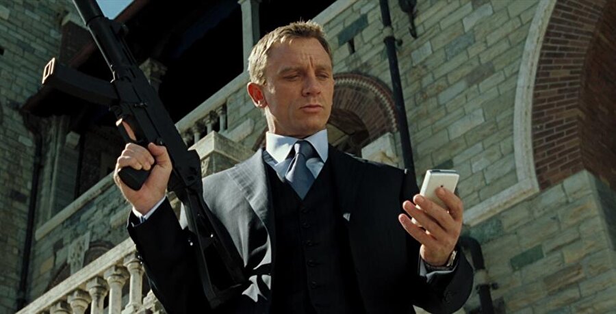 James Bond: Casino Royal (2006)

                                    
                                    
                                    
                                    Tüm zamanların en uzun seriye sahip James Bond filmlerinin yirmi birincisi olarak karşımıza çıkar. Yönetmenliğini Martin Campell'in yaptığı, başrolü Daniel Craig'in oynadığı bu film bol aksiyonlu sahneleriyle ilginizi çekecektir. Dünya teröristlerine bankerlik yapan bir adam üzerinden terörist ağını çökertmeye çalışan ajan 007'nin bu macerası keyifli vakit geçirmenizi sağlayacak. IMDB kullanıcıları tarafından 10 üzerinden 8 puan almıştır.

                                
                                
                                
                                