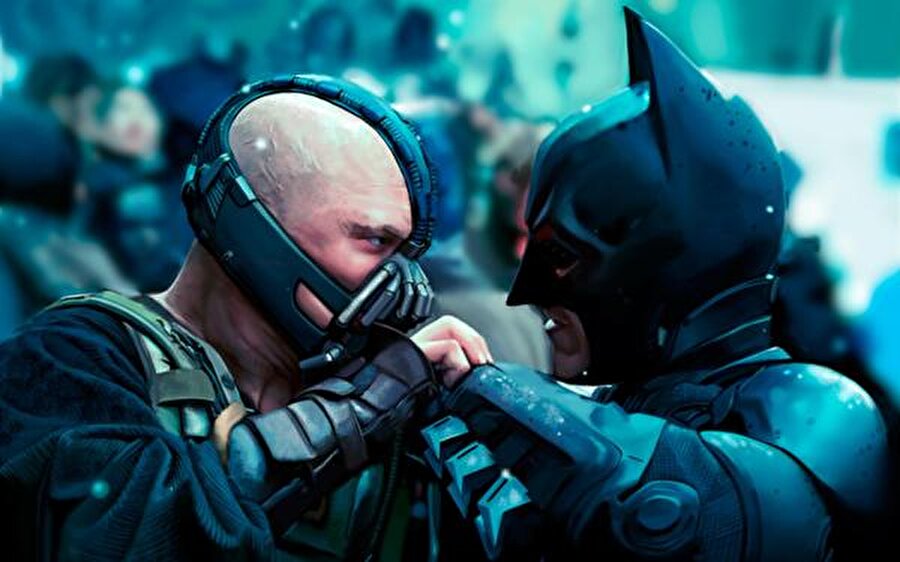 Şovalye Yükseliyor (2012)

                                    
                                    
                                    
                                    Birçok başarılı filmde imzası bulunan Christopher Nolan'ın yönetmenliğini üstlendiği bu film aşina olduğumuz bir karakterin üzerine kurulu: Batman. Film, Nolan'ın çektiği üçlemenin son filmidir. Bu filmde Batman, büyük suç çetesi lideri Bane ve onun safına katılan diğer kötü adamlarla mücadele eder. Christian Bale'in Batman rolünü üstlendiği, aksiyon sahneleriyle nefes kesen bu film IMDB kullanıcılarından da 8.5 puan aldı.

                                
                                
                                
                                