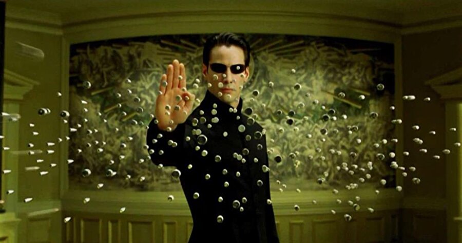 The Matrix (1999)

                                    
                                    
                                    
                                    Tüm dünyanın aslında beyninde gerçekleşen bir simülasyon olduğunu öğrenen Neo'nun bu simülasyonla mücadelesini konu alır. Kült bir film haline gelmiş olan Matrix bilim-kurgu öğelerini barındıran özgün searyosuyla izleyenleri kendine hayran bırakan önemli bir yapıt. Sadece aksiyon filmi olmayan, aynı zamanda felsefi öğelerin yoğun olarak kullanıldığı bu filme IMDB kullanıcıları 10 üzerinden 8.7 vermişlerdir. 

                                
                                
                                
                                