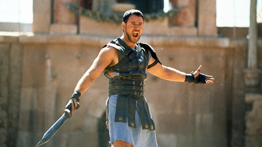 Gladyatör (2000)

                                    
                                    
                                    
                                    Ridley Scott'un yönettiği tarihi bir aksiyon filmidir. Roma İmparatorluğu'nun en parlak döneminde girdiği savaşlardan zaferle çıkan komutan Maximus'un iktidar kavgalarından dolayı kendisinin ve ailesinin öldürülmesi emredilir. Karısı ve oğlu öldürülen, kendisi sağ kalan Maximus gladyatörlerin yanına sürgüne gönderilir. Fakat intikam için geri dönecektir. Russell Crowe'un başrolde olduğu tam 5 dalda Oscar ödülünün sahibi olan bu filmi izlediğinizde kılıçların şıngırtısına doyacaksınız. IMDB kullanıcılarının bu film için 8.5 puanı uygun görmüşlerdir.

                                
                                
                                
                                