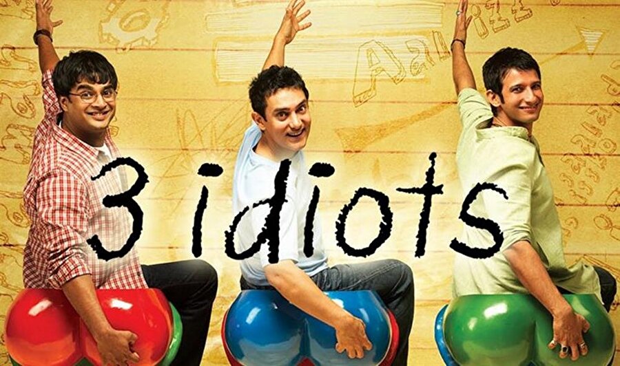 3 İdiots - 2009 
Ülkemizde ve dünyada Aamir Khan'ın bu kadar tanınmasını sağlayan başlıca yapıtlardan birisi 3 idiots olmuştur. Eğitim sistemine getirdiği haklı eleştirinin yanında enerjisi ve dur durak bilmeyen yüksek temposuyla dikkatleri üzerine çekmektedir 3 idiots filmi. 3 İdiots filmini salt komedi olarak izlemeye kalktığınızda büyük bir hata yaptığınızı da anlamış olursunuz. Çünkü filmde detaylı noktalar vardır ve önemli olan filmden ders çıkarabilmektir.