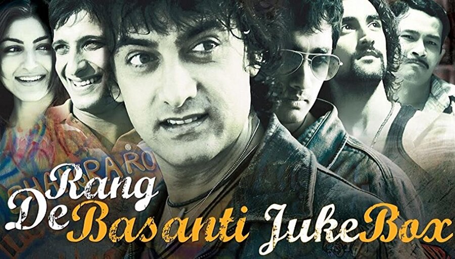 Rang De Basanti - 2006
Aamir Khan uzatmalı öğrenci olan Daljeet rolü ile karşımıza çıkmaktadır. Sue adındaki İngiliz bir yönetmenin Hindistan'a ayak basmasıyla merhaba der film izleyicilere. Sue'nin tek bir amacı vardır; o da dedesinin günlüklerinde geçen 1920'lerde yaşamış 5 Hintli Devrimci hikayesini filme aktarmaktır. 