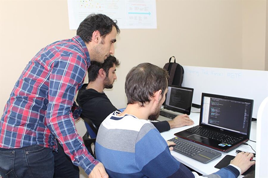 Yrd. Doç. Dr. Görmüş, İngiltere'nin Bristol şehrine yerleştirilecek olan kutuların birbirleriyle kablosuz olarak haberleşme imkanı sağlayacağını, bu uygulamanın sistemin temelini oluşturacağını söyledi.