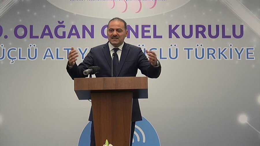 BTK Başkanı Dr. Ömer Fatih Sayan, Mobil Dünya Kongresi'nde Ulaştırma, Denizcilik ve Haberleşme Bakanlığı Müsteşarı Suat Hayri Aka başkanlığında sosyal paylaşım siteleri, operatörler ve firmaların yöneticileriyle görüşmeler gerçekleştirdi.