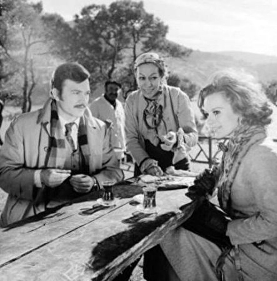 Kartal Tibet - Hülya Koçyiğit 
"Beraber çay söylemiştik orada biri açık; keşke yalnız bunun için sevseydim seni..."
Cemal Süreya