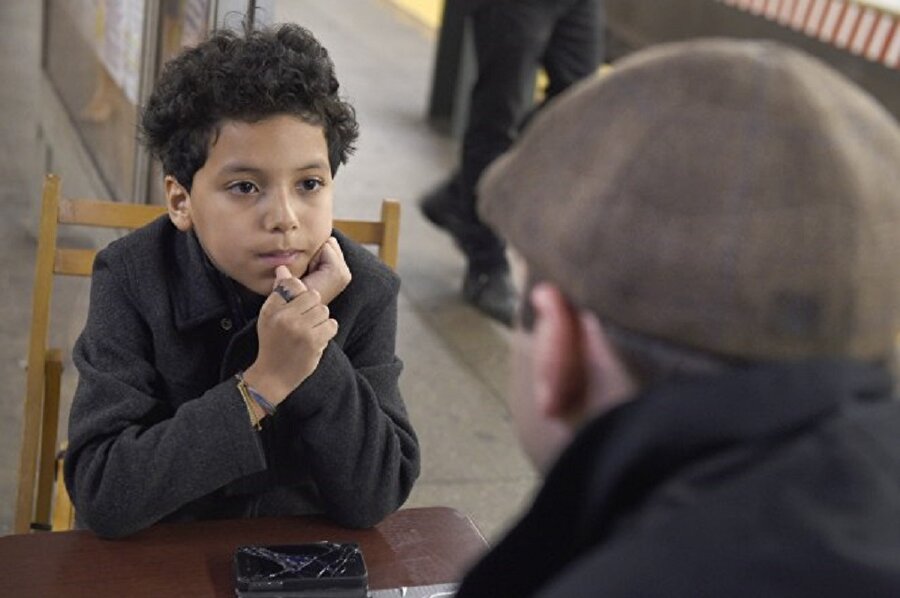 Metro istasyonunda terapi veren çocuk