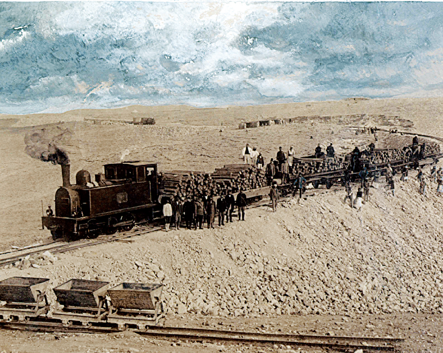 2. Raylı sistem projeleri nelerdi? Sonuçları ve İslam dünyasındaki etkileri ne oldu?

                                    
                                    19. yüzyılın ilk yarısında demiryolunun kullanımıyla ulaşım alanında çok hızlı ve kolay bir alternatif ortaya çıkmıştı. 1830'da İngiltere'de Liverpool-Manchester hattının açılmasıyla da demiryolu çağı başladı. Tramvay, tren ve metro ile şehir içi ulaşım son derece kolaylaştı. 

Anadolu topraklarında ilk demiryolu 
Sultan Abdülaziz devrinde İzmir-Aydın arasında yapıldı (1866). Osmanlı'nın ilk büyük raylı sistem projesi ise Rumeli demiryolu hattıydı (1869). Bu projeyle 5 Ocak 1871'de İstanbul ilk defa trenle, bir başka ifadeyle raylı sistemle tanışmıştı. Önce Yedikule- Küçükçekmece hattı hizmete açıldı. Halkın isteği üzerine bu hat kısa sürede Sirkeci'ye kadar uzatıldı. Eminönü- Topkapı arasındaki çalışmaları sürdüren tramvay şirketi buna karşı çıkarak hattın Topkapı Sarayı bahçesinden geçmesini bahane ederek Sultan'ın desteğini almaya çalıştı. Ancak Sultan Abdülaziz,

	“Memleketime demiryolu yapılsın da isterse sırtımdan geçsin, razıyım”

diyerek hattın Sirkeci'ye ulaşmasını sağladı.


Sultan II. Abdülhamid de demiryolu yatırımlarına önem veriyordu. Demiryoluna kesinlikle ihtiyaç vardı ve yeni hatlar yapıldıkça halkın refah seviyesi artacaktı. Ayrıca 
demiryolları askerî birliklerin hareketini hızlandıracağından stratejik önemi de vardı. Bu yüzden Sultan ilk olarak Belçikalı Yahudi Banker Baron Maurice de Hirsch'in yarım kalan Rumeli demiryolu projesine el attı. Böylece 1888'de Avrupa ile doğrudan ilk tren yolu bağlantısı kuruldu. İstanbul'dan Viyana'ya giden ilk trenin hareket düdüğü 12 Ağustos 1882'de Sirkeci'den kalkışta çınlayacaktı. 

Abdülhamid döneminin meşhur raylı sistem projelerinden biri
 Bağdat demiryoluydu. Nafia Nazırı Hasan Fehmi Paşa tarafından 1880'de hazırlanan bir layihayla gündeme gelmişti. Proje hem taşımacılık, hem de stratejik açıdan önem arz ediyordu. Bu hat ile Haydarpaşa'dan hareket eden bir tren 75 km hızla 40 saatte Bağdat'a ulaşabilecekti. Ancak Duyun-u Umumiye'nin birçok gelirine el koyduğu Osmanlı Devleti açısından oldukça masraflı ve riskliydi. 

Sultan bu projeyi İngiliz sömürgeciliği karşısında daha az tehlikeli gördüğü ve bir denge unsuru olarak kullanmayı düşündüğü Almanlara yaptırdı. Önceki hataları tekrarlamak istemiyordu. Bu yüzden ihaleyi alanların az demir kullanmalarını önlemek için kilometre başına kullanılacak demir miktarını bile sözleşmeye yazdırmıştı. 


Sözleşmeye eklenen gizli bir maddeyle yabancı devlet vatandaşlarının demiryolu boyunca iskâna teşvik edilmeleri yasaklandı. Böylece şirketin gereğinden fazla arazi satın alması ve buralara yabancıları -özellikle de Yahudileri- yerleştirmeleri engellendi. Ayrıca Sultan, Balkanlardan gelen Müslüman göçmenleri buralara yerleştirerek hem onlara iskân alanı açıyor, hem de vatan topraklarını muhafazaya çalışıyordu. 
Haydarpaşa-Konya, Konya-Bağdat olarak iki bölümden oluşan projenin çalışmaları 1902'de başladı. Ne garip bir tecellidir, Ekim 1918'de bitirilen Bağdat demiryolu hattı ilk defa 1. Dünya Savaşı'ndan mağlup çıkan Osmanlı ve Almanya askerlerinin tahliyesinde kullanılmıştı. 

Bir başka tarihî teşebbüs olan 
Hicaz demiryolu projesinden dünya 2 Mayıs 1900'de Sultan Abdülhamid'in bir emriyle haberdar oldu. Demiryolu Arabistan'ın kapısı kabul edilen Şam'dan başlayacak, Medine ve Mekke'ye ulaşacaktı. Projenin en dikkat çekici yönü, hattın tamamının Osmanlı tarafından inşa edilecek ve işletilecek olmasıydı. Tamamen Müslümanların eseri olacaktı anlayacağınız. Avrupalı devlet adamları, uzmanlar ve diplomatik temsilciler bu plana “imkânsız ve hayali” nazarıyla baktılar. Bazı Osmanlı devlet adamları bile maddî kazanç sağlamayacağı ve masrafının çok olacağı gerekçesiyle projeye karşıydı. 

Maddî gelirden çok “rıza-yı İlahî” beklentisi içinde olan Sultan ve onu destekleyenler var güçleriyle çalıştılar. Sultan
 “Müminlerin Emiri ve Halifesi” sıfatıyla yapım emrini verdi ve 50 bin Osmanlı lirası bağışlayarak bir yardım kampanyası başlattı. Ardından Sadrazam 75 bin, Nafia Nazırı 71 bin, Şeyhü'l-İslam 55 bin, Hariciye Nazırı 45 bin Osmanlı altınıyla kampanyaya katıldılar. Her biri 36 bin altından az olmamak kaydıyla diğer bakanlar da yardım ettiler. Bütün devlet çalışanları da en az birer maaşlarını bağışlamışlardı. Özellikle İstanbullular -müderris ve medreselilerin organizasyonuyla- bu projeye büyük katkıda bulundular. 

Öte yandan bütün İslam dünyası ayağa kalkmıştı. Kahire'de yayınlanan 
El-Müeyyed gazetesi projeyi “minnet ve şükranla anılacak bir eser” olarak tanımlıyordu. Hindistan, Orta Asya, Kırım, Kuzey Afrika, Orta Afrika.
                                
                                