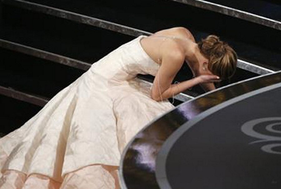 Sahnede düştü (2013)
85.'nci Oscar ödül töreninin en talihsiz anı, En İyi Kadın Oyuncu ödülünü alan Jennifer Lawrence'ın sahneye giderken düşmesi oldu. Muhteşem bir kırmızı halı geçişiyle başlayan törende 'Umut Işığım' filmindeki oyunculuğuyla en iyi kadın oyuncu dalında aday olan Jennifer Lawrence krem rengi tuvaletiyle göz doldurdu. Ancak Lawrence gecenin hem en talihli hem de en talihsiz kadını oldu. Daha önce iki kez ödüle aday gösterilen Lawrence, 'umut Işığım' filmindeki rolüyle Oscar'ı aldı. Fakat merdivenlerde küçük bir kaza yaşayan güzel oyuncu sahneye çıkarken heyecandan düştü.

 85. Oscar ödüllerinde kazanan film ise Argo oldu. En iyi film ödülünü yönetmenliğini Ben Afleck'in yaptığı "Argo" filmi kazandı. 7 dalda aday olan film, 3 Oscar ödülü aldı.

 Kaynaklar:
Hürriyet.com
 Onedia.com
Haberturk.com
 sinefesto.com