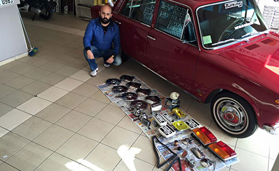 
                                    
                                    
                                    43 yaşındaki aracı topladığı parçalarla fabrika çıkışındaki haline çeviren Paşam Sezer aynı zamanda sosyal medyadan yaptığı paylaşımlarla da farklı vizyonlar sağlayarak araba tutkunlarının gözdesi durumunda.
                                
                                
                                
