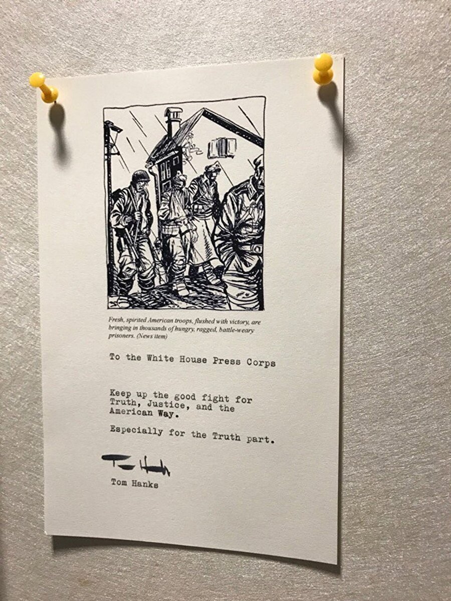 
                                    Daktilolara büyük merakı olan Hanks, karikatürün altına yazdığı ufak notta: “Taze, canlı Amerikan birliklerinin” savaş esirlerini kurtardığını yazıyordu. 
                                