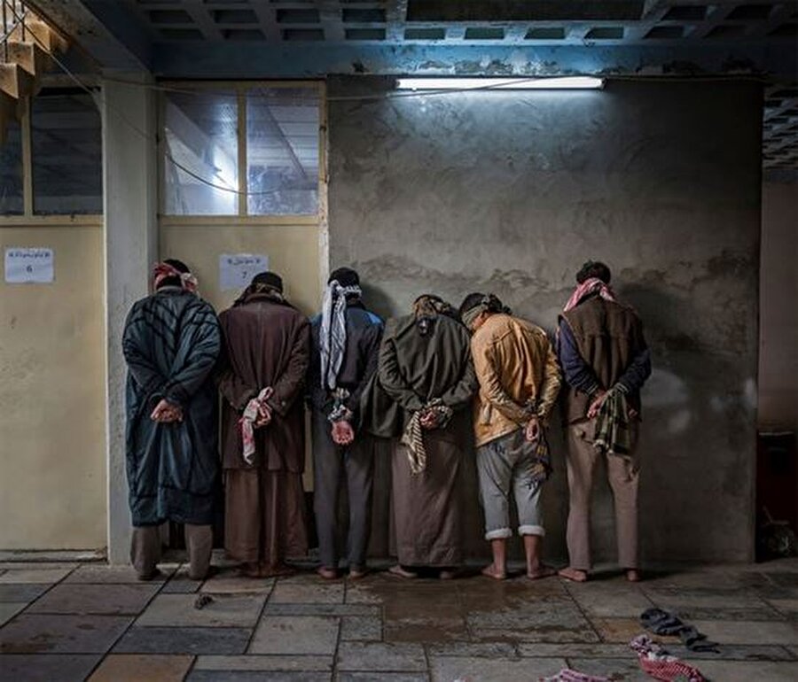 Gündem ve haber kategorisinde finale kalan fotoğraf Irak'ta çekildi. Fotoğrafta, Kerkük'te Kürt güçler tarafından sorgulanmayı bekleyen Iraklılar görülüyor.

Fotoğraf: Ivor Prickett