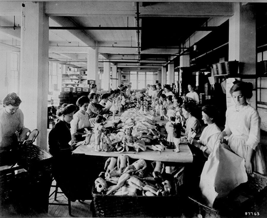 Ölen kadın işçiler anısına "Kadınlar Günü" ilan edildi 

                                    
                                    
                                    
                                    
                                    
                                    
                                    
                                    26 – 27 Ağustos 1910 tarihinde Danimarka'nın Kopenhag kentinde, 2. Enternasyonale bağlı kadınlar toplantısında (Uluslararası Sosyalist Kadınlar Konferansı) Almanya Sosyal Demokrat Partisi önderlerinden Clara Zetkin, 8 Mart 1857 tarihindeki tekstil fabrikası yangınında ölen kadın işçiler anısına 8 Mart tarihinin “Dünya Kadınlar Günü” olarak kutlanması önerisini getirir ve öneri oy birliğiyle kabul edilir. 
                                
                                
                                
                                
                                
                                
                                
                                
