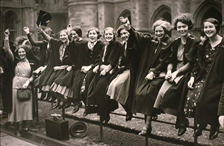 8 Mart olarak belirlendi 

                                    
                                    
                                    
                                    
                                    
                                    
                                    
                                    İlk yıllarda belirli bir zaman saptanmadığından değişen tarihlerde kutlanan “Kadınlar Günü”, 1921'de Moskova'da gerçekleştirilen 3. Uluslararası Kadınlar Konferansında 8 Mart olarak belirlenir.
                                
                                
                                
                                
                                
                                
                                
                                