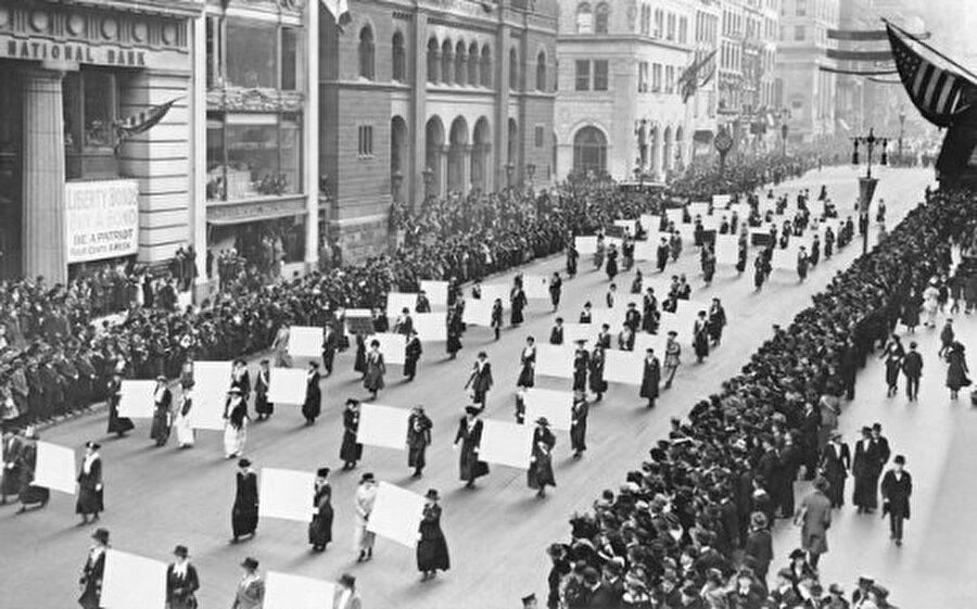 1960'larda ABD'de de kutlanmaya başladı

                                    
                                    
                                    
                                    
                                    
                                    
                                    
                                    Birinci ve İkinci Dünya Savaşı yılları arasında bazı ülkelerde kutlanması yasaklanan Dünya Kadınlar Günü, 1960lı yılların sonunda ABD'de de kutlanmaya başlanır; böylece genel geçerliği de kesinleşmiş olur. 
                                
                                
                                
                                
                                
                                
                                
                                