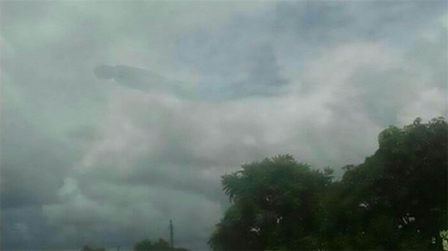 Gökyüzünde ortaya çıkan dev silüet: Herkesin aklını aldı!